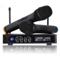 microfono inalambrico de emisores de color negro. Ofrece un sonido de calidad.